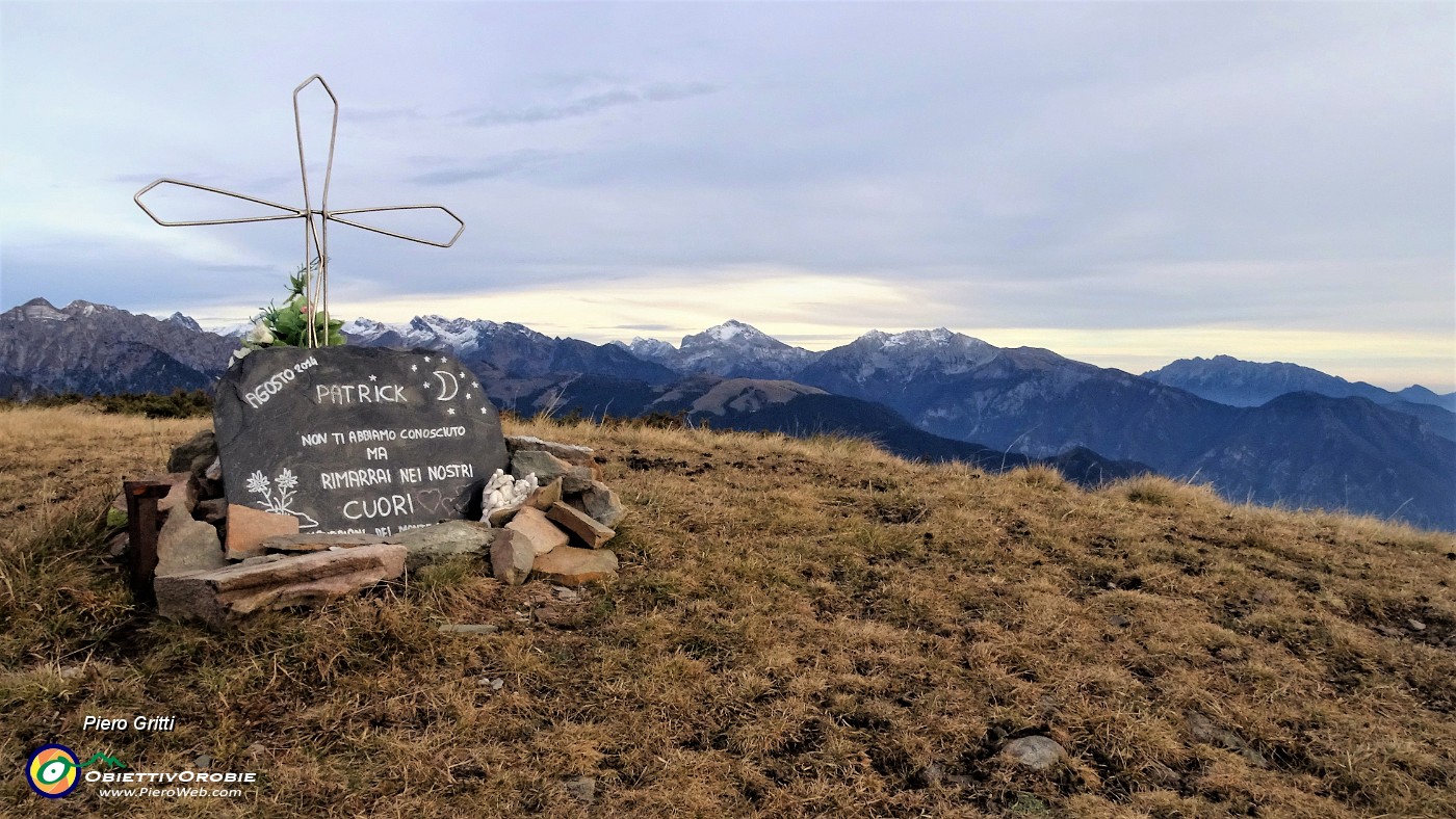 88 Su 'Il Cimetto' (1862 m) croce a ricordo con vista Arera-Menna.JPG -                                